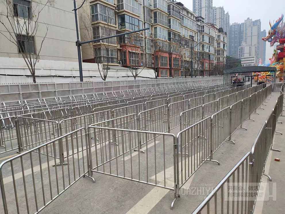 河南郑州铁马护栏隔离人群维护现场秩序